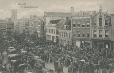 865084 Gezicht op de oostzijde van het Vredenburg te Utrecht tijdens de Palmpaardenmarkt; links op de achtergrond de ...